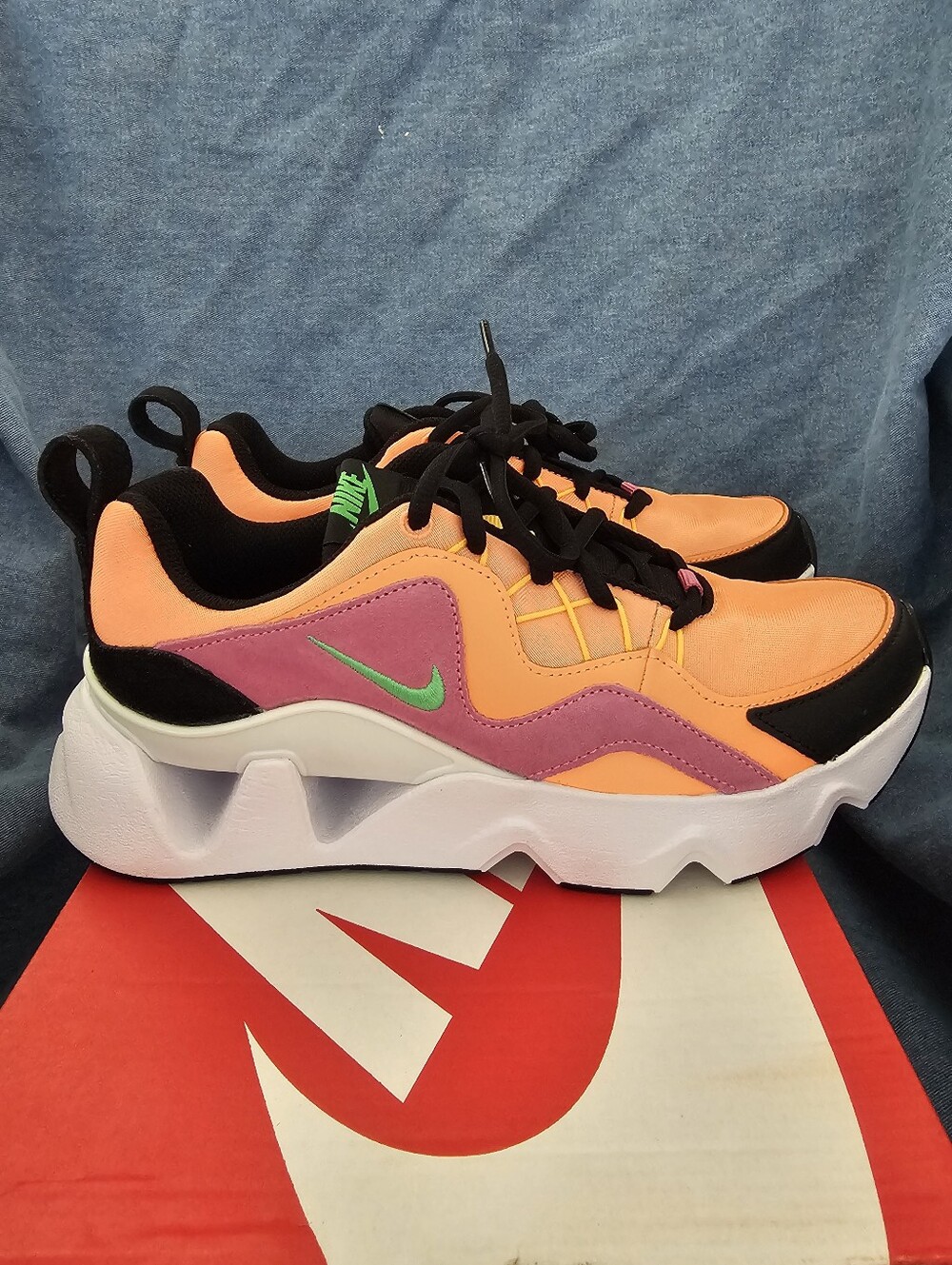 Nike RYZ 365 Womens 7 Orange Pulse Green Spark Sneakers NIB